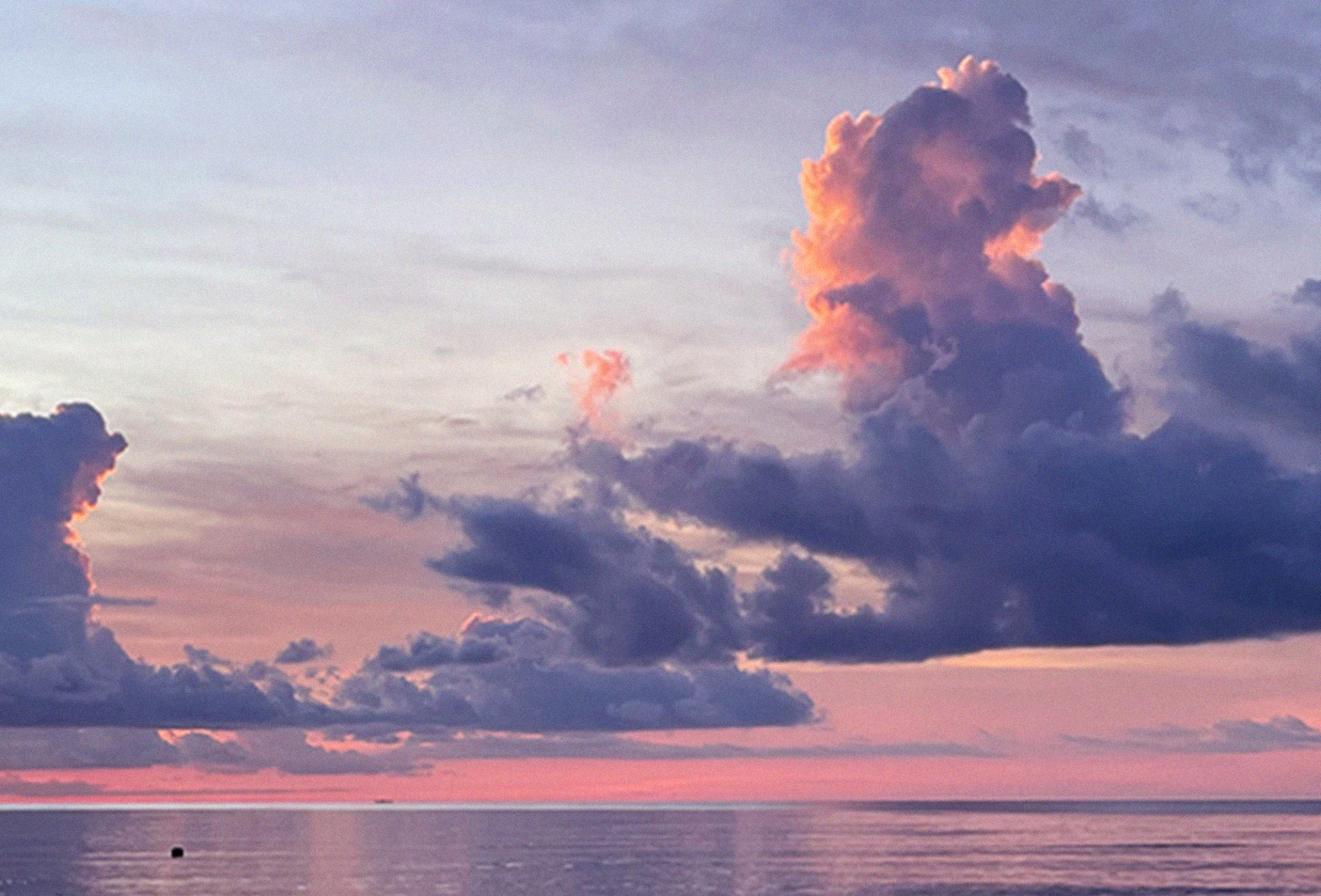 różowe obłoki nad oceanem